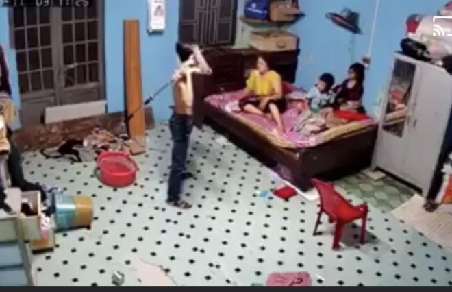 Nam thanh niên lấy cây lau nhà đánh mẹ, ảnh cắt từ clip