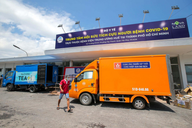 Trung tâm này có quy mô 12.300 m2 với hơn 600 giường bệnh, có chức năng thu dung, cấp cứu, điều trị bệnh nhân Covid-19 nặng, được Tập đoàn Novaland bàn giao cho Bệnh viện Trung ương Huế quản lý.