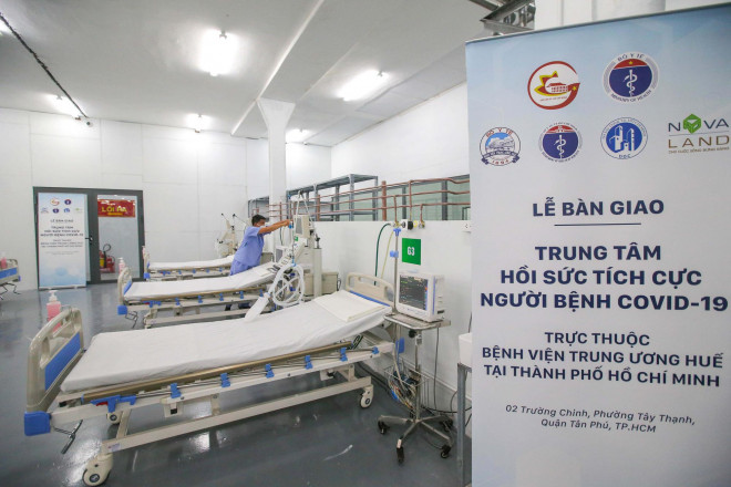 Trung tâm Hồi sức tích cực người bệnh Covid-19 được chia làm 4 phân khu: bệnh nặng nguy kịch, bệnh nặng, thoát hồi sức, chuẩn bị ra viện. Đây cũng là tuyến cuối trong bậc thang điều trị bệnh nhân Covid-19 tại TP HCM.