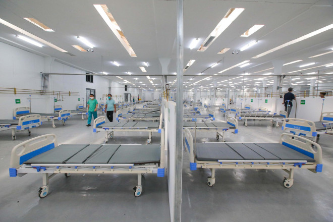 “Trung tâm Hồi sức tích cực người bệnh Covid-19 được thi công và hoàn thiện trong thời gian 2 tuần từ đầu tháng 8. Trung tâm đang tiến hành cân chỉnh oxy, khí nén, máy hút và rà soát 1 số hạng mục liên quan nữa thì sẽ hoàn chỉnh và đảm bảo là tầng cao nhất ở tuyến trung ương điều trị Covid-19" - GS Phạm Như Hiệp, Giám đốc Bệnh viện Trung ương Huế, cho biết.