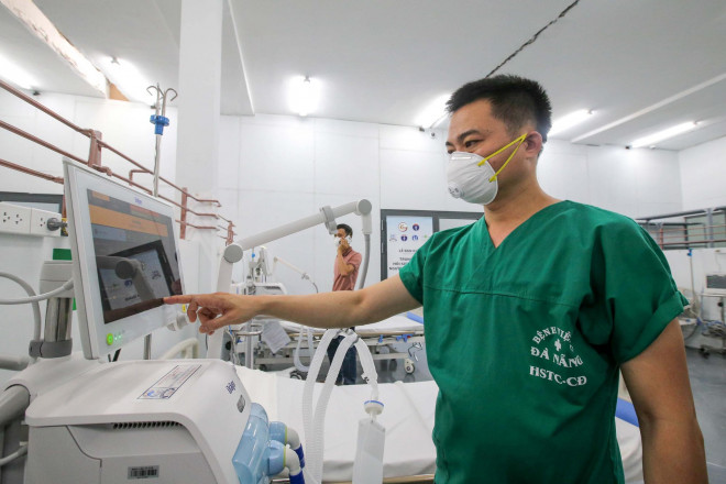 "Với mong muốn cùng chung tay với TP HCM trong giai đoạn dịch bệnh khó khăn này, tôi và các đồng nghiệp đã tình nguyện lên đường chi viện cho TP và sẽ nỗ lực hết mình với quyết tâm đẩy lùi dịch bệnh Covid-19" - bác sĩ Phan Văn Chung, công tác tại Khoa Hồi sức tích cực chống độc – Bệnh viện C Đà Nẵng, cho biết.