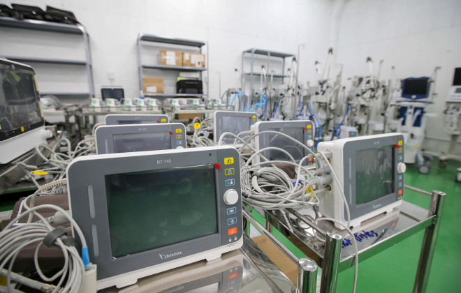 Trung tâm Hồi sức tích cực người bệnh Covid-19 còn được trang bị các trang thiết bị quan trọng phục vụ cho công tác điều trị như máy thở chức năng cao, hệ thống thở oxy lưu lượng cao, máy lọc máu, máy ECMO.