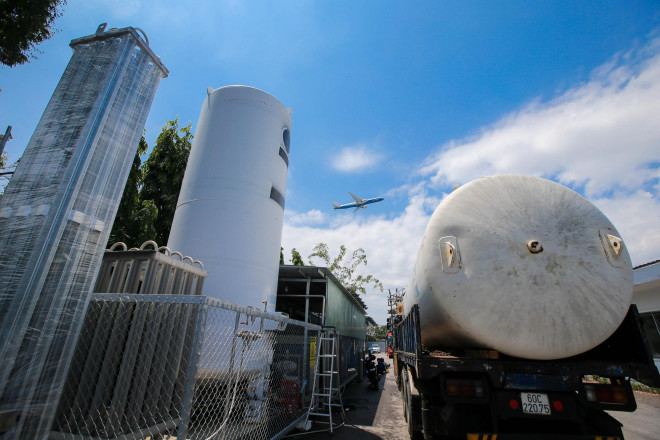 Trung tâm Hồi sức tích cực người bệnh Covid-19 thuộc Bệnh viện dã chiến số 14 còn được trang bị bồn oxy với dung tích 20m3 cùng với hệ thống oxy tới tận giường bệnh…