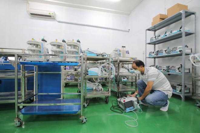 Các kỹ thuật viên đang kiểm tra các trang thiết bị tại Trung tâm Hồi sức tích cực Covid-19 của Bệnh viện Trung ương Huế tại Bệnh viện Dã chiến 14 lần cuối, trước khi trung tâm đi vào hoạt động.