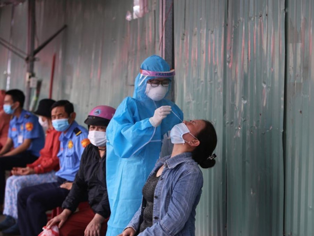 Tin tức trong ngày - Bí thư Đà Nẵng: ‘Có hẳn bài vở nhắn cho nhau về cách trốn xét nghiệm’