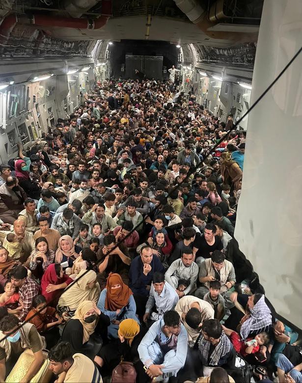 Những người sơ tán chen chúc bên
trong máy bay vận tải C-17 Globemaster III của Không quân Mỹ. Chiếc
máy bay này chở khoảng 640 người Afghanistan từ Kabul đến Qatar
ngày 15/8.