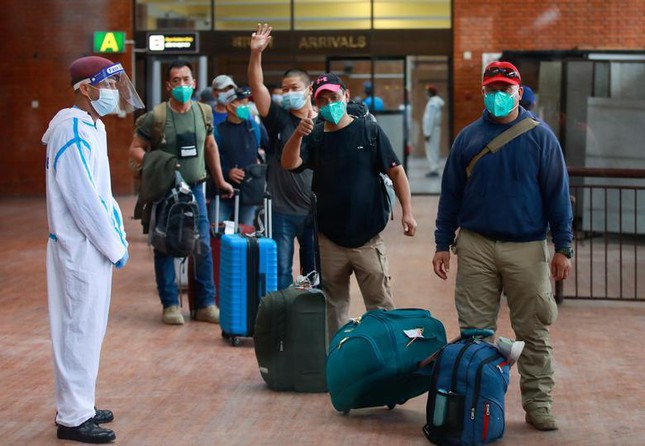 Những người đàn ông Nepal vui mừng
sau khi được sơ tán khỏi Afghanistan. Ảnh chụp tại sân bay quốc tế
Tribhuvan, ở Kathmandu (Nepal).