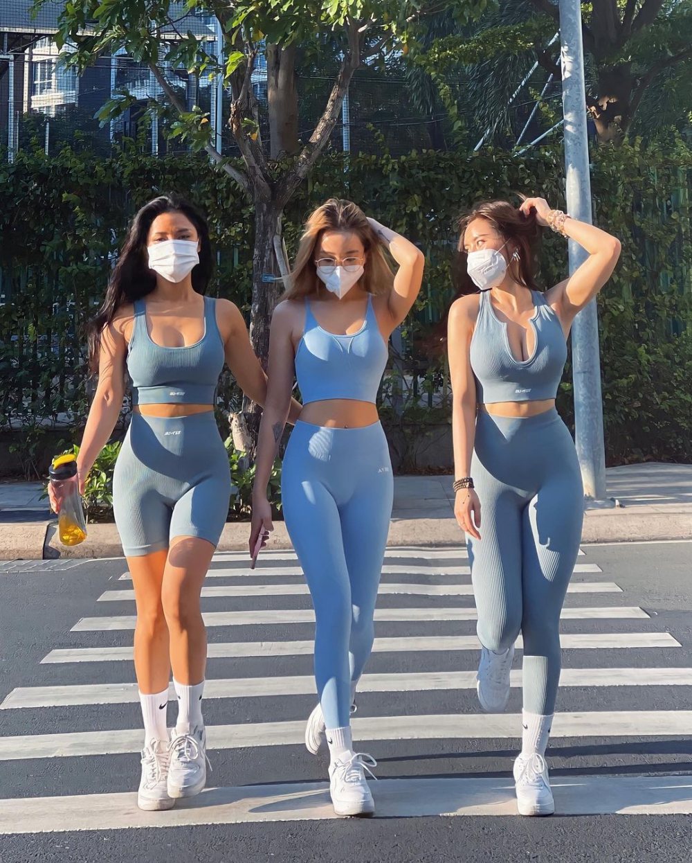 Bức ảnh đi bộ&nbsp;của ba cô gái thu hút sự chú ý trên mạng xã hội.