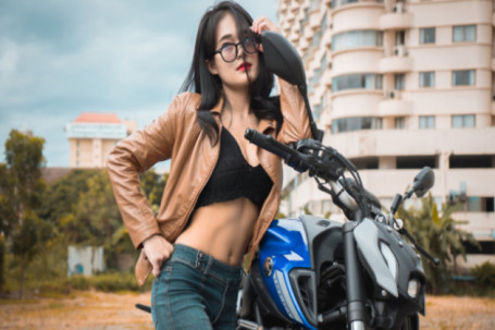 Ngắm người đẹp khoe đường cong cực nóng bên mô tô Yamaha hàng khủng