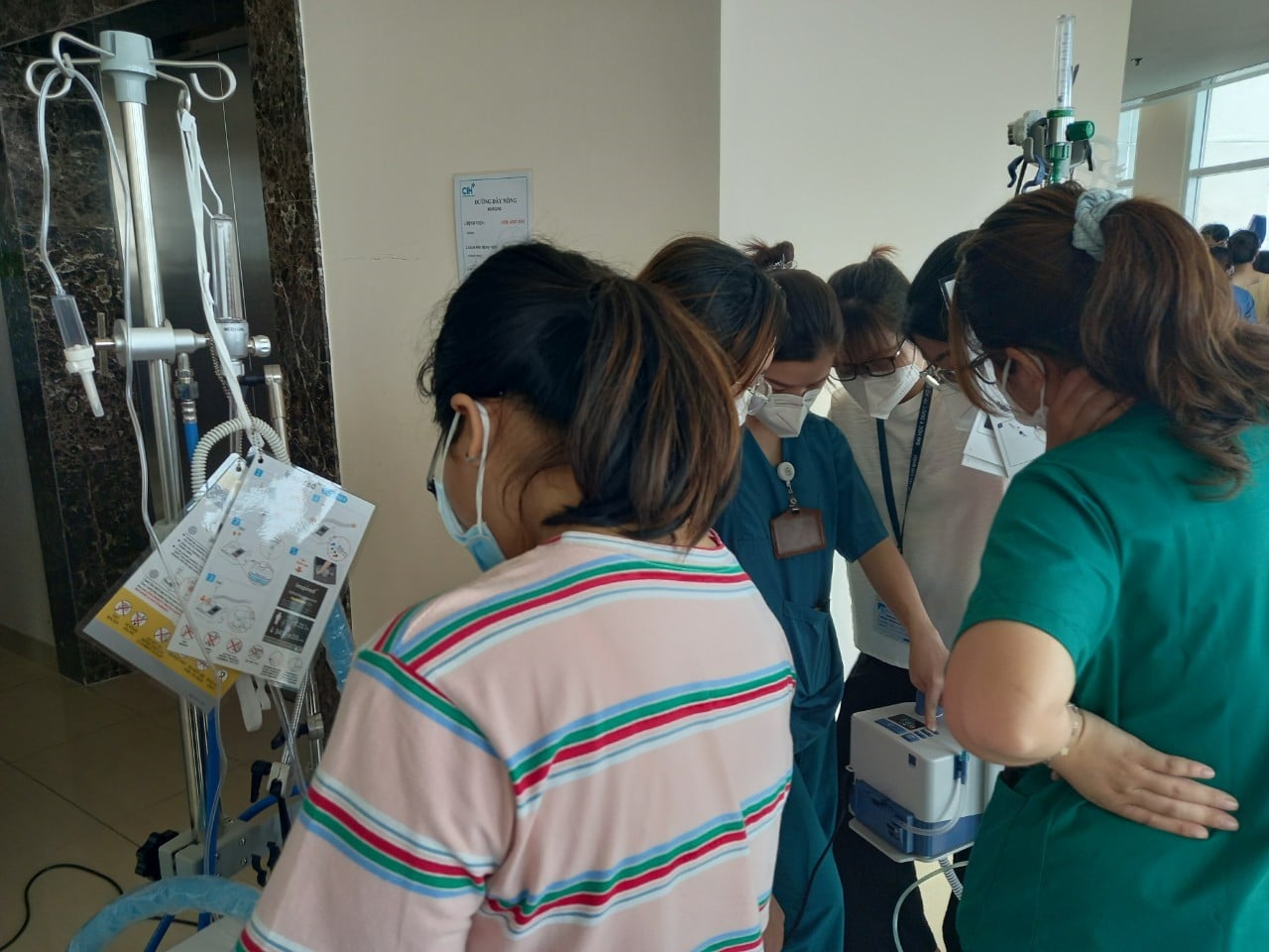 Các thầy thuốc BV Đại học Y Dược TP HCM giành giật sự sống cho bệnh nhân nguy kịch ở Trung tâm Hồi sức Tích cực. (Ảnh: Hà Văn Đạo)