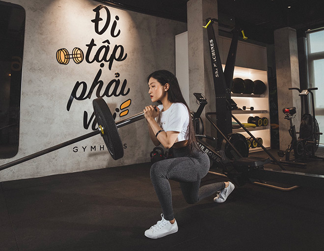 Trước khi nghỉ dịch, người đẹp có thói quen tập cardio buổi sáng tại phòng gym. Ngoài ra, cô rất chú trọng những bài tập dành riêng cho phần thân dưới.