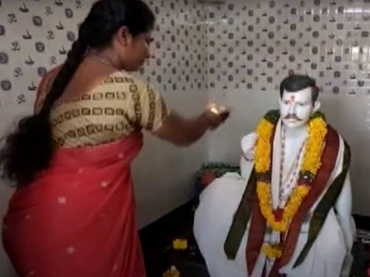 Padmavathi và bức tượng người chồng quá cố của mình.