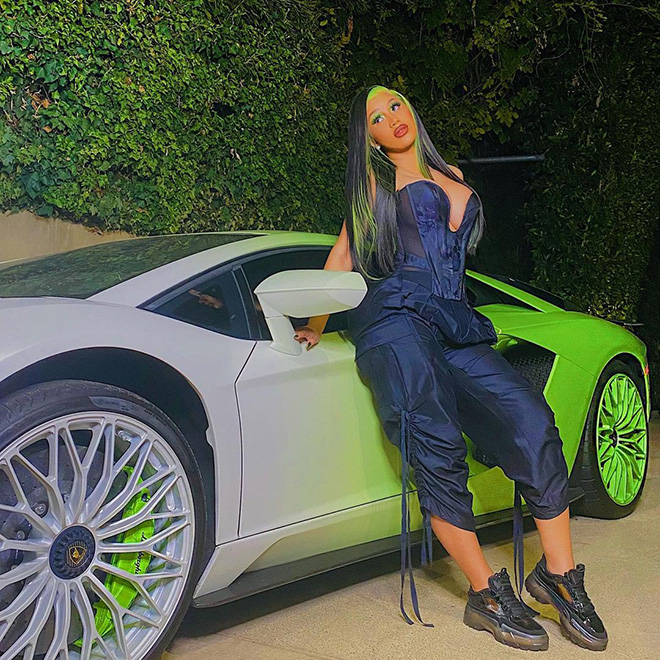 Nữ rapper sở hữu bộ sưu tập siêu xe cả triệu USD chỉ để chụp ảnh - 3