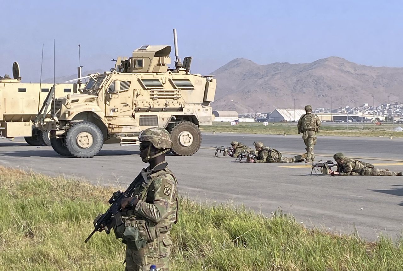 Binh sĩ Mỹ lập hàng rào an ninh tại sân bay quốc tế Kabul, Afghanistan.