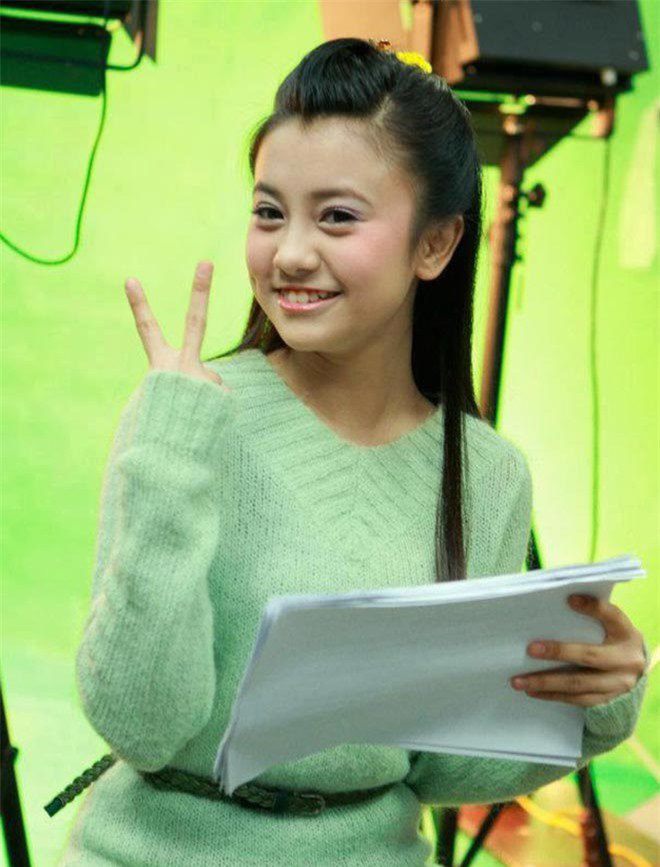 15 tuổi, Thuý Quỳnh đã trở thành MC nhà đài trong chương trình dành cho thiếu nhi. Khi đó, tên dẫn của cô là "Chị Ong Vàng" thuộc chương trình "10 vạn câu hỏi vì sao".&nbsp;