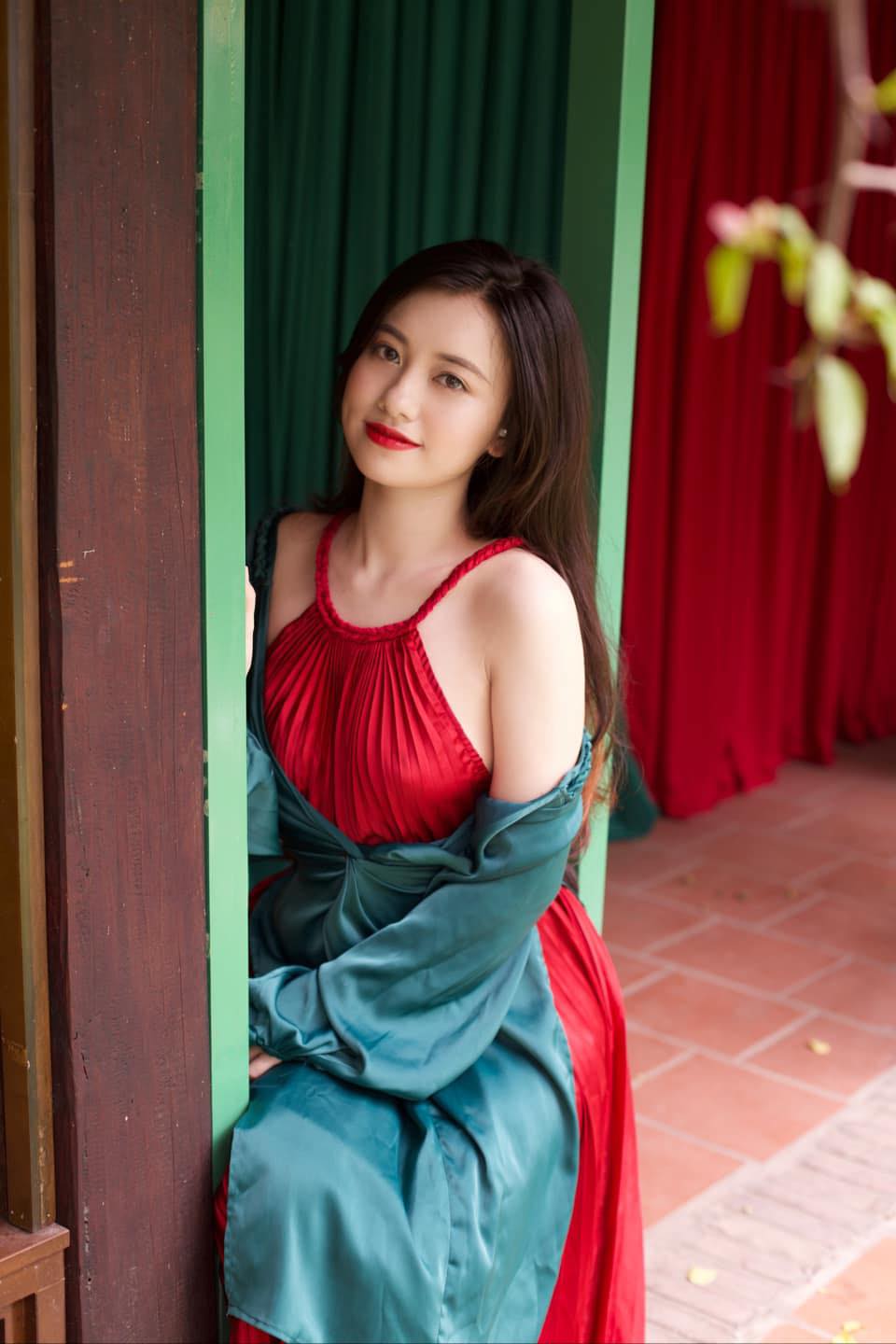 Là một MC xinh đẹp, duyên dáng, Thuý Quỳnh hay bất kỳ cô gái đẹp nào cũng có thể trở thành nạn nhân của những tin nhắn gạ gẫm khiếm nhã. Mới đây, cô chia sẻ với khán giả chuyện nhận được tin nhắn mời mọc với nội dung nói chuyện thân mật để có&nbsp;số tiền 800 triệu đồng. Trước tin nhắn làm phiền, MC Thúy Quỳnh đã từ chối thẳng tay và khẳng định "không có nhu cầu kiếm tiền kiểu này".