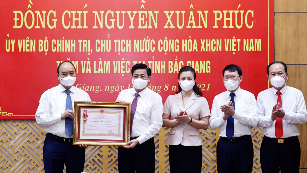 Chủ tịch nước Nguyễn Xuân Phúc tặng Huân chương Lao động hạng Ba cho tỉnh Bắc Giang. Ảnh Báo Bắc Giang.