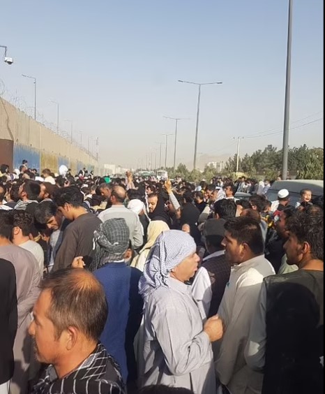 Hàng nghìn người dân Afghanistan tập trung bên ngoài sân bay quốc tế Kabul. Ảnh: DM