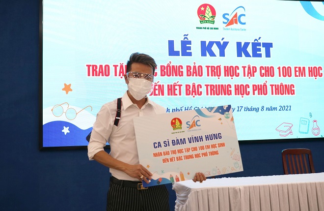 Đàm Vĩnh Hưng chi 1 tỷ 8 trăm triệu đồng để hỗ trợ học phí cho 100 em học sinh&nbsp;