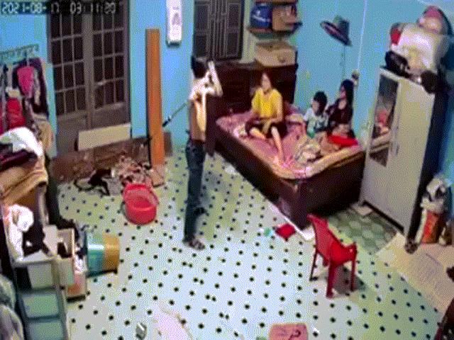 Pháp luật - Clip: Nam thanh niên dùng cây lau nhà đánh mẹ vì không cho mượn điện thoại