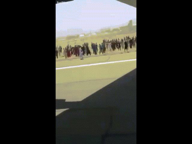 Thế giới - Video: Hãi hùng cảnh người Afghanistan ngồi bên ngoài máy bay Mỹ đang chuẩn bị cất cánh