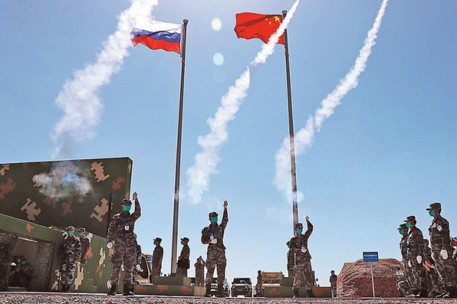 Cờ Trung Quốc và Nga treo tại cuộc tập trận giữa quân đội hai nước ở khu tự trị Hồi Ninh Hạ của Trung Quốc hồi tuần trước. Ảnh: CHINA DAILY
