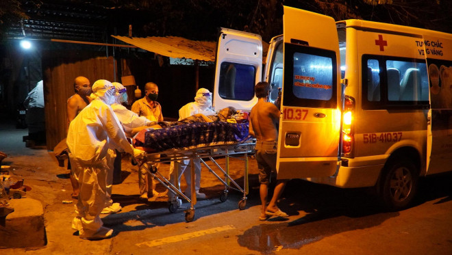 Một bệnh nhân F0 tại huyện Bình Chánh được chuyển viện cấp cứu. (Ảnh: HUẾ XUÂN)