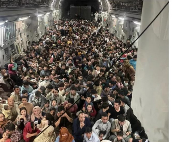 Một chiếc C-17 Globemaster III của Không quân Mỹ đã vận chuyển an toàn khoảng 640 công dân Afghanistan từ Sân bay Quốc tế Hamid Karzai vào ngày 15-8-2021. Ảnh:Không quân Mỹ
