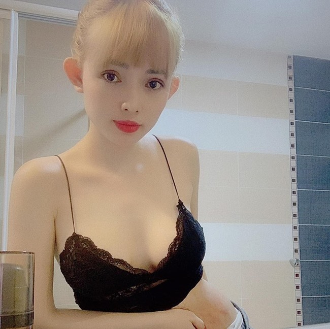 Sau khi kết hôn, Việt Huê dành hầu hết thời gian để phát triển công việc kinh doanh riêng.

