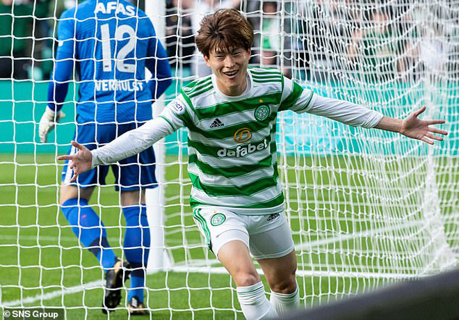 Kyogo Furuhashi mở tỉ số cho Celtic trong trận thắng AZ Alkmaar