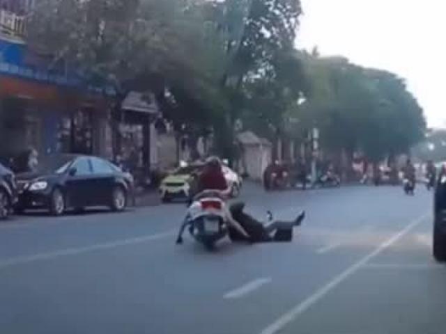 Tin tức trong ngày - Clip: Đi bộ giữa đường, quý ông bị nữ tài xế lái xe LEAD tông ngã "chổng vó"