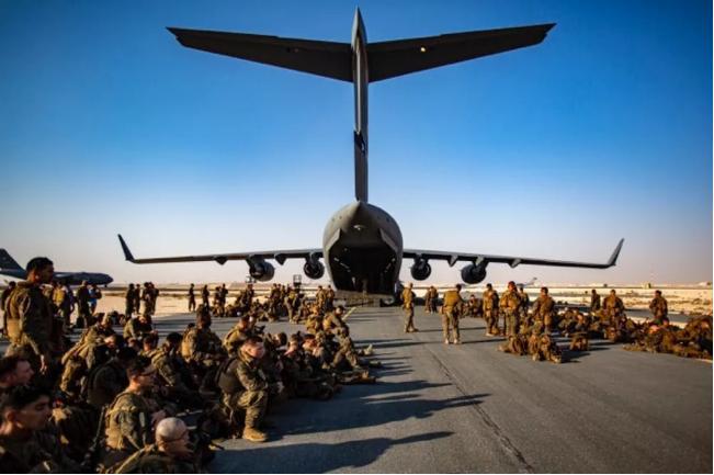 Lính thủy đánh bộ được bổ nhiệm vào Đơn vị viễn chinh thủy quân lục chiến số 24 (MEU) tại Căn cứ Không quân Al Udeied, Qatar, ngày 17 - 8 - 2021. Ảnh: Thủy quân lục chiến Mỹ