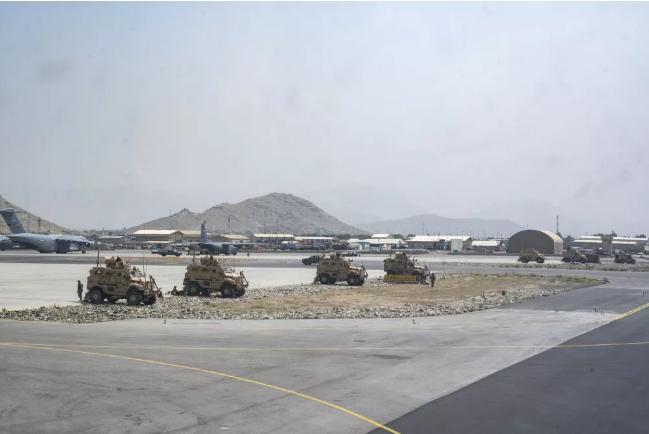 Các binh sĩ Mỹ thuộc Sư đoàn Dù số 82 tuần tra Sân bay Quốc tế Hamid Karzai (HKIA) để hỗ trợ Chiến dịch sơ tán, ngày 17-8- 2021. Ảnh: Không quân Mỹ