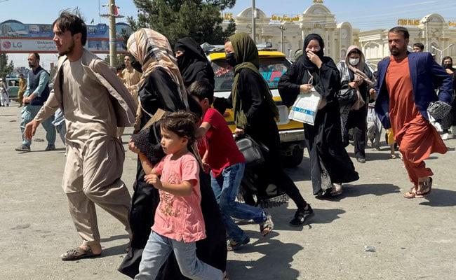 Các gia đình người Afghanistan mạo hiểm cuộc sống để vào được sân bay. Ảnh: ANI