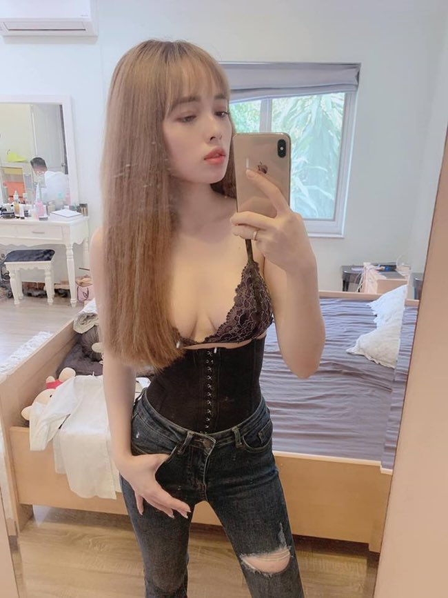 Từ khi được chồng nhắc nhở, Việt Huê cho biết, cô vẫn theo đuổi phong cách gợi cảm nhưng sẽ tiết chế hơn.
