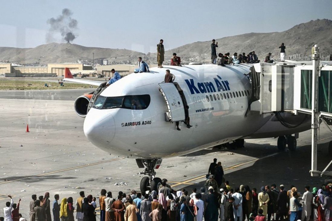 Người Afghanistan trèo lên một máy bay chở khách ở sân bay Kabul ngày 16.8.