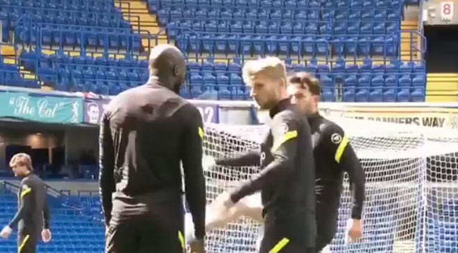 Tân binh đắt giá Lukaku bối rối khi thấy người đồng đội Werner bị fan nữ Chelsea xúc phạm