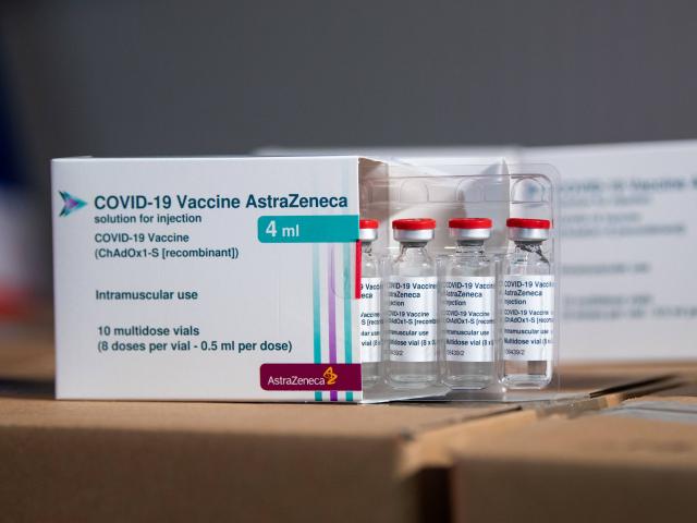 Thêm 1,2 triệu liều vắc-xin AstraZeneca về Việt Nam - 1