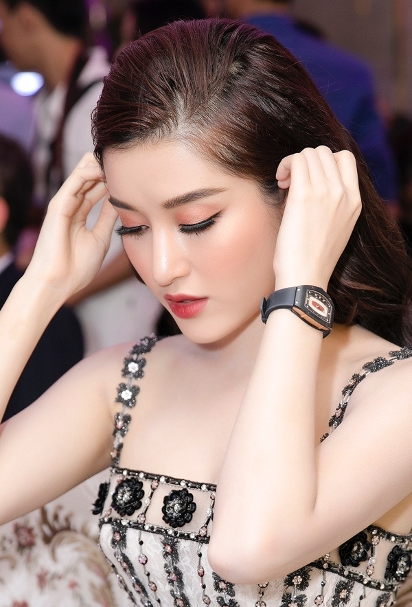Cô gái được mệnh danh “quốc bảo nhan sắc Việt", đeo đồng hồ 3 tỷ dẫn truyền hình là ai? - 5
