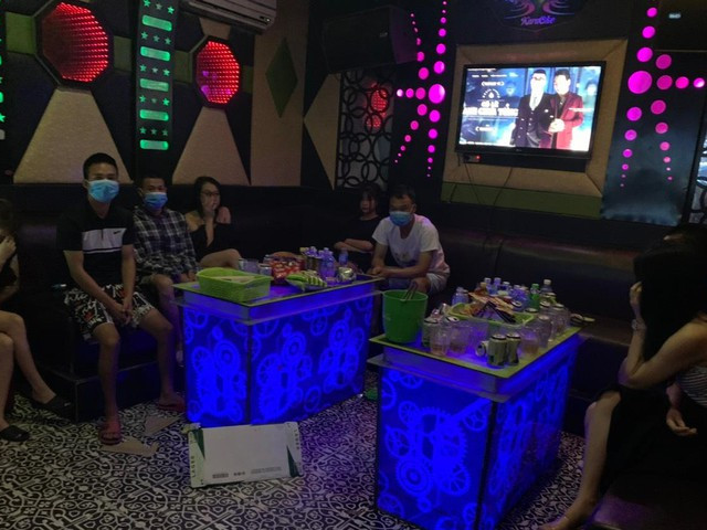 Pháp luật - Hà Nội: 8 khách và nhân viên "thư giãn" trong quán hát cho nhau nghe