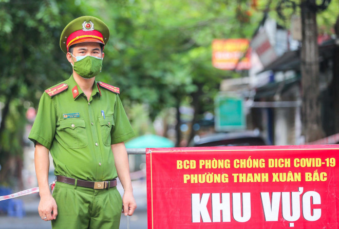 Công an làm việc tại 1 chốt kiểm soát dịch ở quận Thanh Xuân, Hà Nội - Ảnh: Ngô Nhung