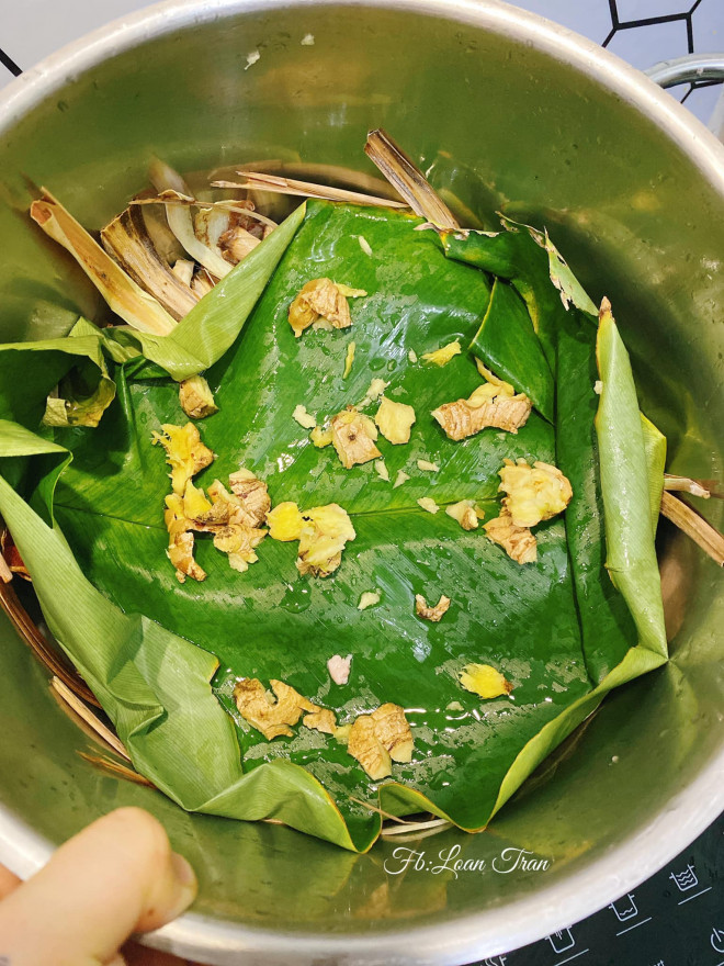 Rải lá dong và gừng lên trên