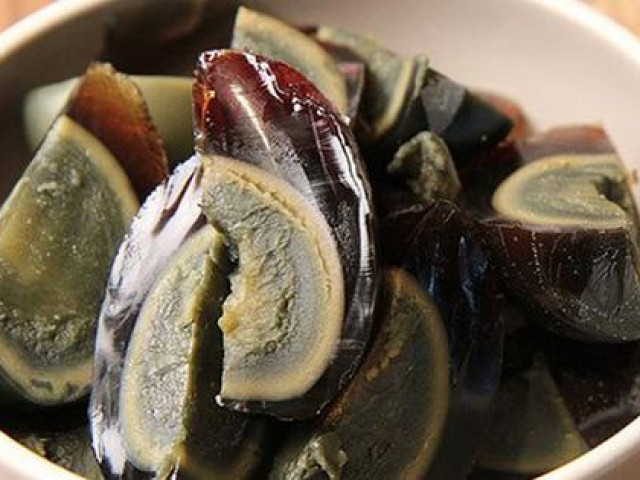 Thị trường - Tiêu dùng - Loại trứng đen sì, có mùi khai, từ món ăn bỏ đi đến đặc sản gây "nghiện" với dân Việt