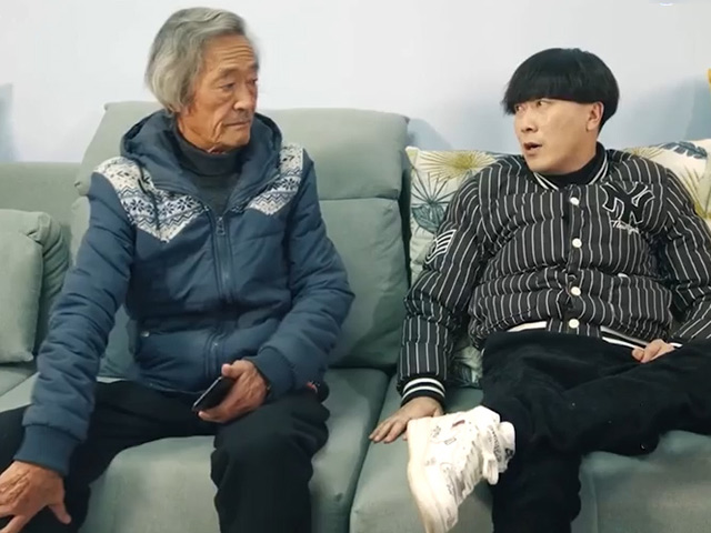 Clip hài hước - Đỡ không nổi khi trong nhà có hai bố con "lầy lội" không thua gì nhau