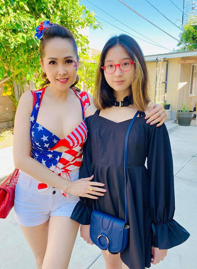 Minh Thư thường xuyên chia sẻ hình ảnh chụp cùng con gái tại Mỹ. 
