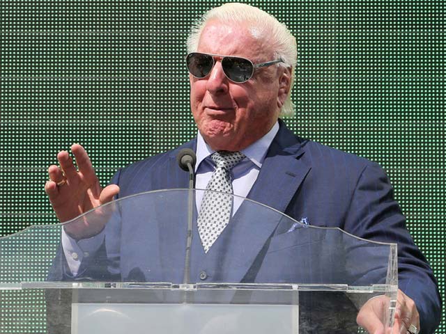 Thể thao - Đô vật từng quan hệ với 10.000 người đẹp bị nghi oan "làm bậy" nơi công cộng