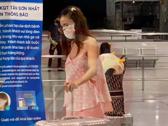 Thời trang - Lan Ngọc gây tranh cãi vì mặc đồ ngủ ra sân bay