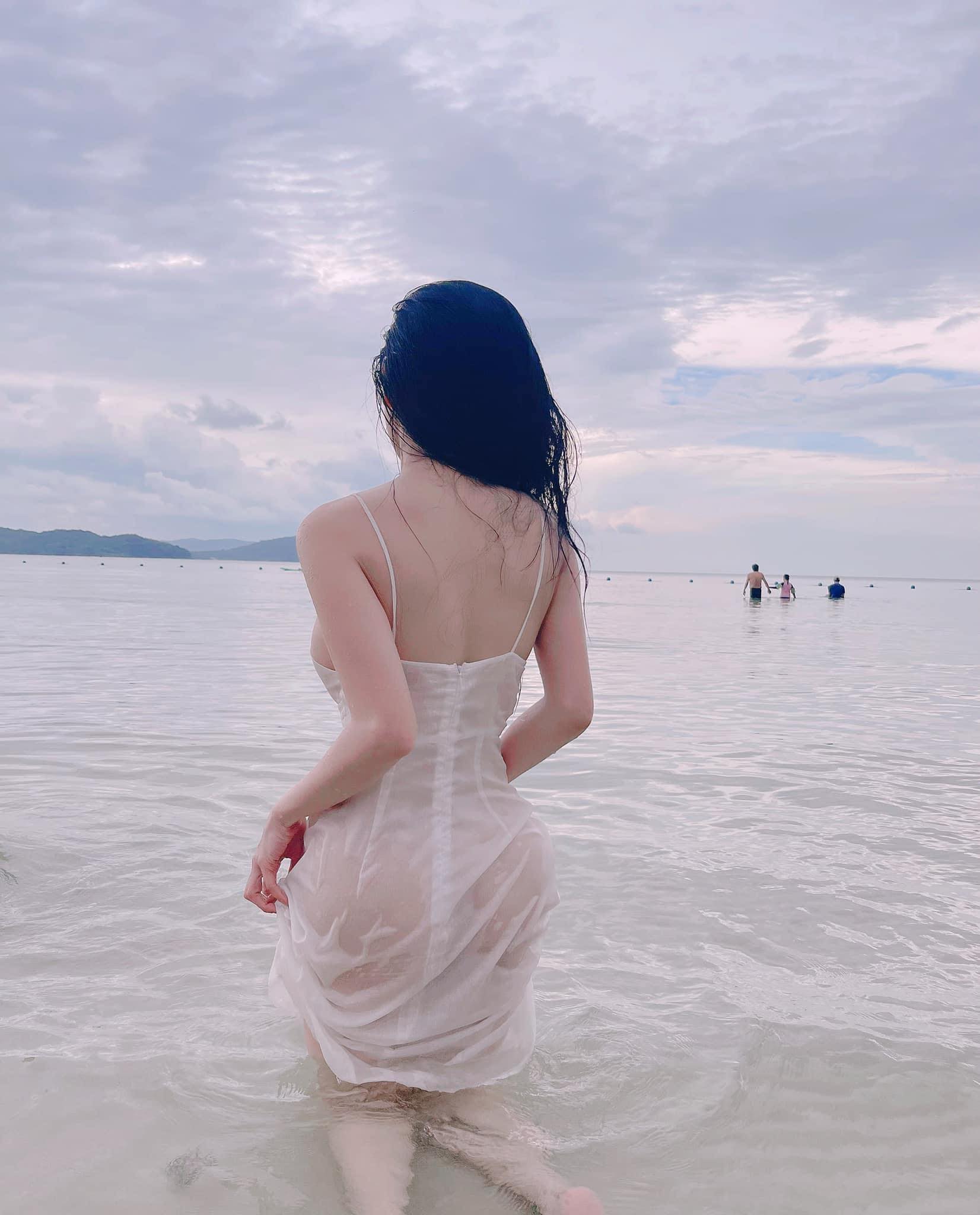 Mai Sang diện váy ngủ mỏng dính đi tắm biển, khoe đường cong quyến rũ.