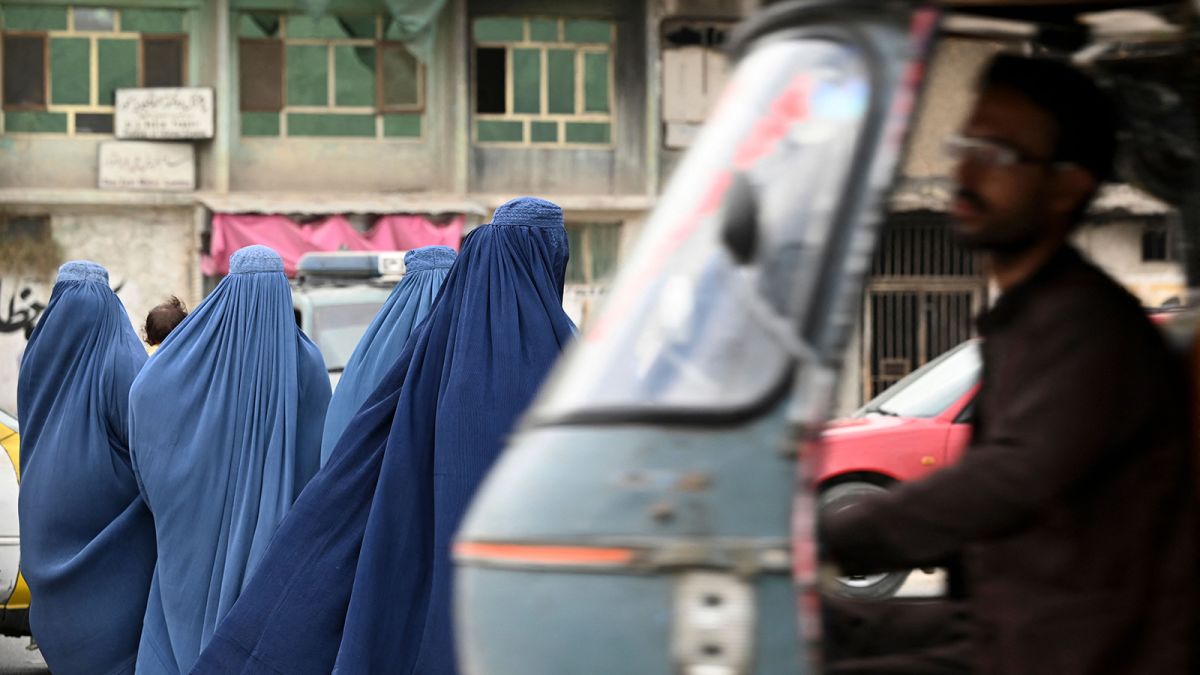 Các phụ nữ ở Afghanistan mặc đồ trùm kín toàn thân.