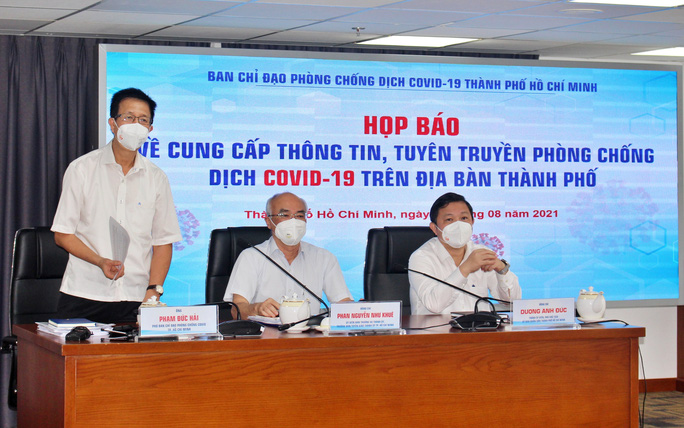 Ông Phạm Đức Hải (đứng), Phó trưởng Ban Chỉ đạo phòng chống dịch Covid-19 TP HCM cung cấp thông tin tại cuộc họp báo